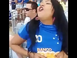 Novinha Mostrando o Peitinho na Torcida do Cruzeiro